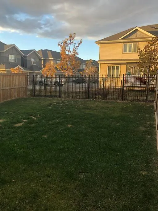 Cozy And Beautiful 3 Bedroom House Close To Lake Edmonton Villa