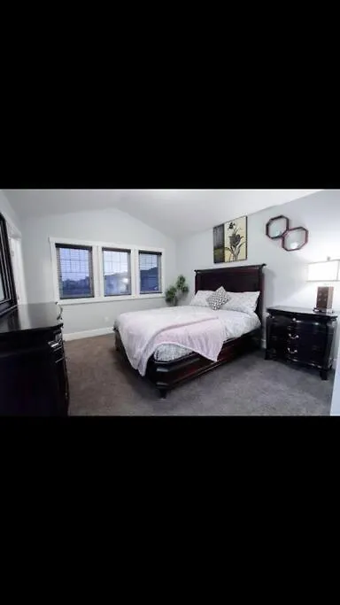 Cozy And Beautiful 3 Bedroom House Close To Lake Edmonton