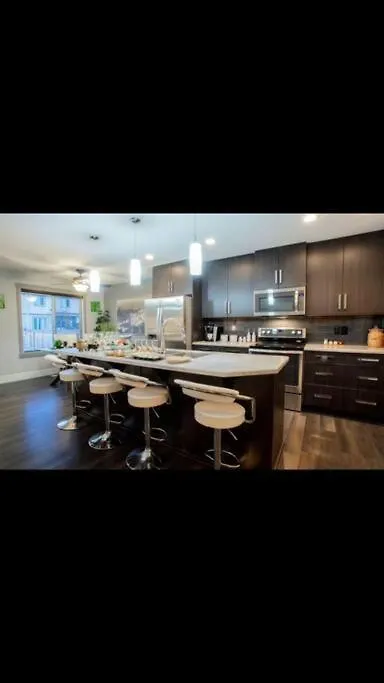 Cozy And Beautiful 3 Bedroom House Close To Lake Edmonton