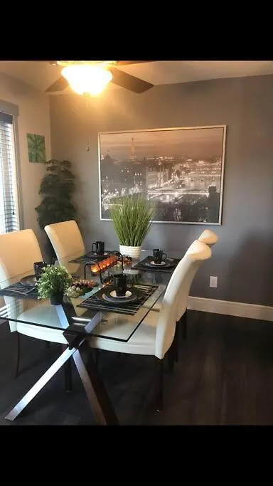 Cozy And Beautiful 3 Bedroom House Close To Lake Edmonton