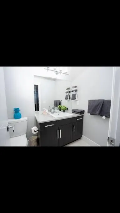 Cozy And Beautiful 3 Bedroom House Close To Lake Edmonton Villa